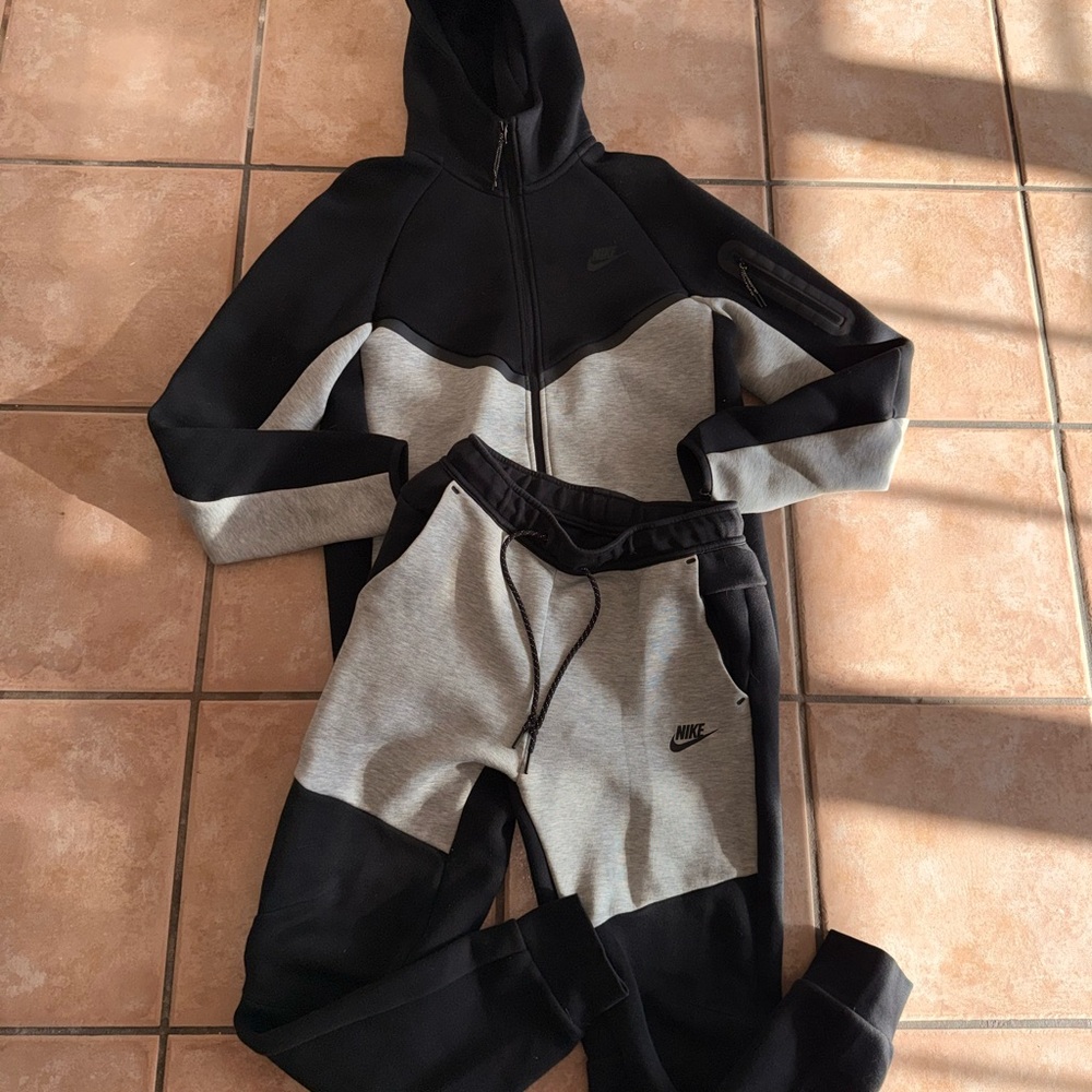 Nike Tech Black and Gray Tracksuit Men’s Small